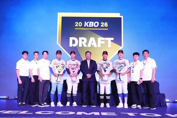 LG 트윈스가 지명한 2026 신인 선수들과 프런트가 기념촬영을 했다. (사진=LG 트윈스)