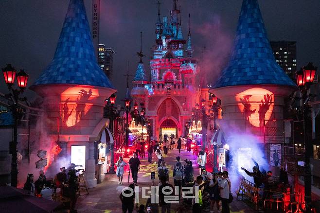‘리얼 호러’로 꾸며진 롯데월드 매직아일랜드 (사진=롯데월드)