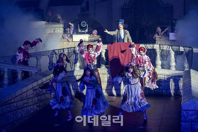 호러 요소가 더욱 강화된 ‘스트리트 호러 쇼, 더 마리오네트’ (사진=롯데월드)
