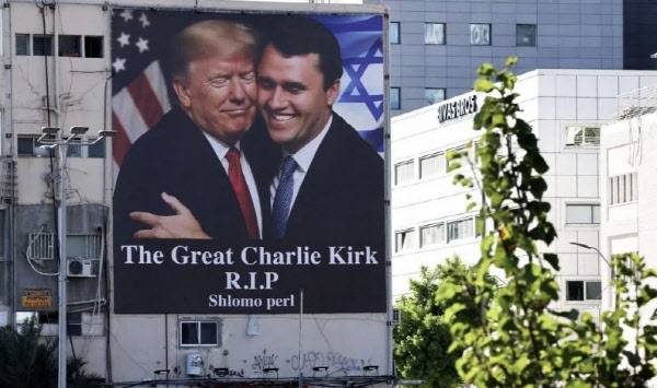 이스라엘 텔아비브의 건물 외벽에 지난 10일 피살된 미국 우익 활동가 찰리 커크를 추모하는 현수막이 걸려 있다.(사진=AFP)