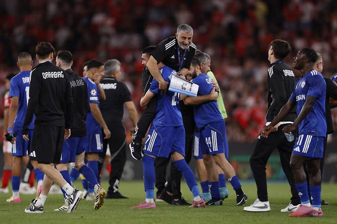 아제르바이잔 소속 팀 역사상 첫 승리를 거둔 카라바흐 선수단이 기뻐하고 있다. 사진=AFPBB NEWS