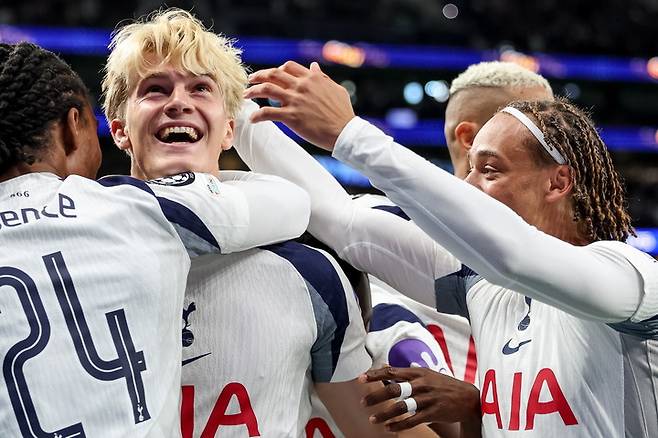 17일 영국 런던의 토트넘 홋스퍼 스타디움에서 열린 2025-2026 유럽축구연맹(UEFA) 챔피언스리그(UCL) 리그 페이즈 1차전 비야레알과 홈 경기에서 상대 자책골을 유도한 뒤 기뻐하는 루카스 베리발(왼쪽 두 번째)