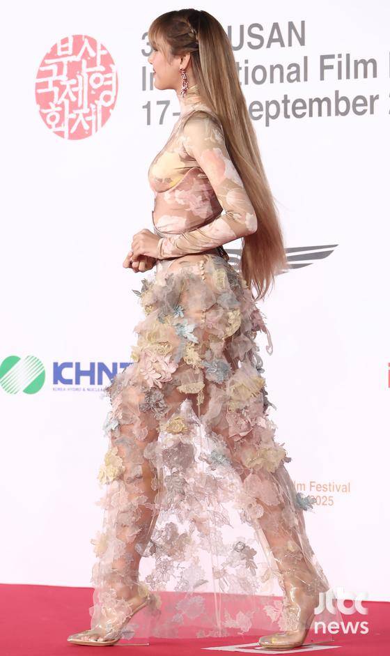 17일 오후 부산 해운대구 우동 영화의 전당에서 30회 부산국제영화제(BIFF) 개막식이 열렸다. 그룹 블랙핑크 리사가 참석해 포즈를 취하고 있다. 부산=박세완 엔터뉴스팀 기자 park.sewan@jtbc.co.kr