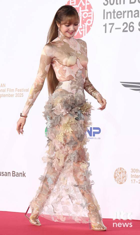 17일 오후 부산 해운대구 우동 영화의 전당에서 30회 부산국제영화제(BIFF) 개막식이 열렸다. 그룹 블랙핑크 리사가 참석해 포즈를 취하고 있다. 부산=박세완 엔터뉴스팀 기자 park.sewan@jtbc.co.kr