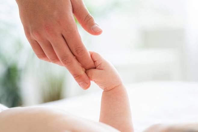 손은 하루 종일 쉬지 않는다. 온갖 동작과 온갖 메시지의 표현 매체다. 그런데 잘 살펴보면 손가락은 수많은 뼈와 관절로 이뤄졌지만, 이것들을 움직이는 것은 힘줄. 거기에 탈이 나면 아파서 평범한 일상이 온통 위협을 받는다. [사진=클립아트코리아]