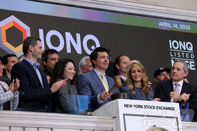 2025년 4월 14일 뉴욕 증시 상장에 성공한 아이온큐. 니콜로 델 마시 CEO가 뉴욕증시 콜로징 벨을 누르고 있다. ⓒ 로이터=뉴스1 ⓒ News1 박형기 기자