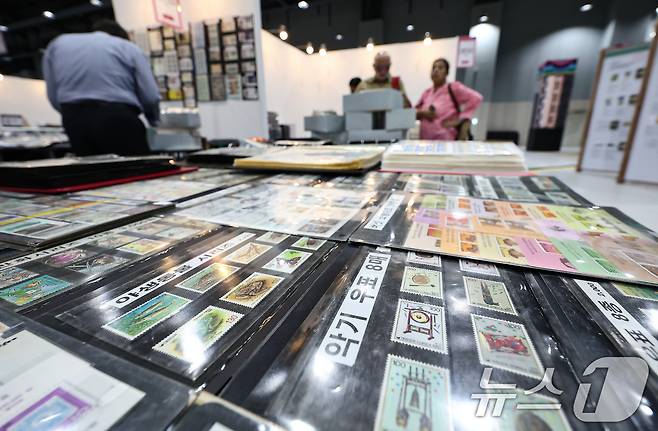 17일 서울 강서구 코엑스 마곡에서 열린 '세계우표전시회 필라코리아2025'에서 관람객들이 전시물을 살펴보고 있다. 2025.9.17/뉴스1 ⓒ News1 김도우 기자