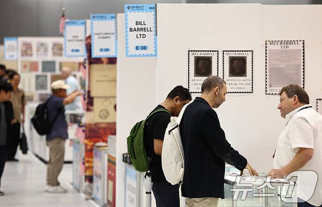 17일 서울 강서구 코엑스 마곡에서 열린 '세계우표전시회 필라코리아2025'에서 관람객들이 전시물을 살펴보고 있다. 2025.9.17/뉴스1 ⓒ News1 김도우 기자