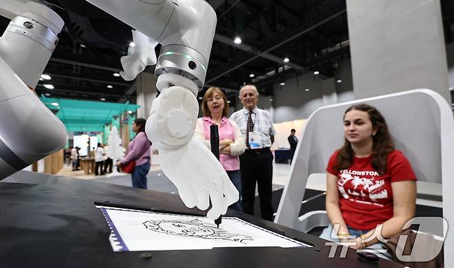 17일 서울 강서구 코엑스 마곡에서 열린 '세계우표전시회 필라코리아2025'에서 관람객이 로봇 드로잉 초상화 우표 체험을 하고 있다. 2025.9.17/뉴스1 ⓒ News1 김도우 기자