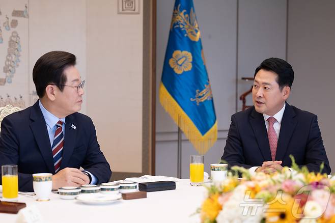이재명 대통령이 8일 서울 용산 대통령실 청사에서 열린 여야 지도부 오찬 회동에서 장동혁 국민의힘 대표의 발언을 듣고 있다. (대통령실 제공. 재판매 및 DB 금지) 2025.9.8/뉴스1 ⓒ News1 이재명 기자