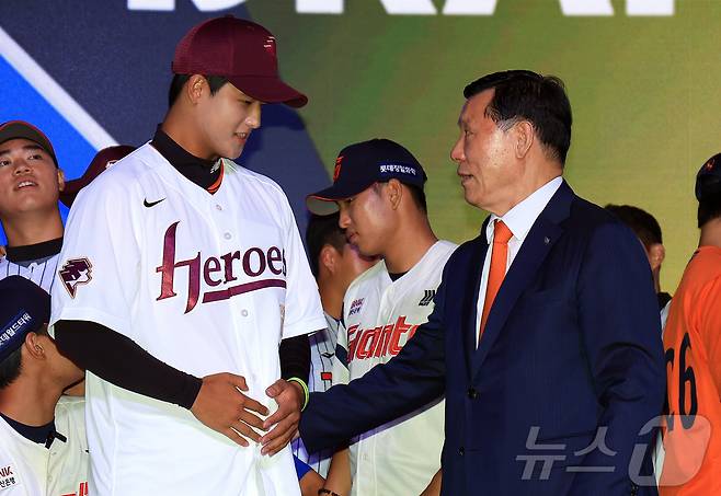 17일 오후 서울 송파구 롯데호텔 월드에서 열린 ‘2026 KBO 신인 드래프트’에서 허구연 KBO 총재가 1라운드 1순위에 키움 히어로즈로 지명된 박준현과 대화를 나누고 있다. 2025.9.17/뉴스1 ⓒ News1 김진환 기자