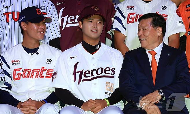 17일 오후 서울 송파구 롯데호텔 월드에서 열린 ‘2026 KBO 신인 드래프트’에서 허구연 KBO 총재가 1라운드 1순위에 키움 히어로즈로 지명된 박준현, 4순위로 롯데 자이언츠에 지명된 신동건과 대화를 나누고 있다. 2025.9.17/뉴스1 ⓒ News1 김진환 기자