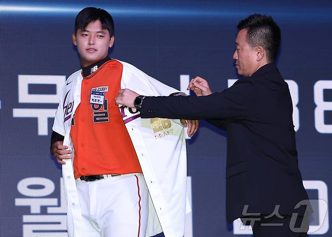 17일 오후 서울 송파구 롯데호텔 월드에서 열린 ‘2026 KBO 신인 드래프트’에서 1라운드 1순위로 키움 히어로즈에 선발된 박준현이 유니폼을 입고 있다. 2025.9.17/뉴스1 ⓒ News1 김진환 기자