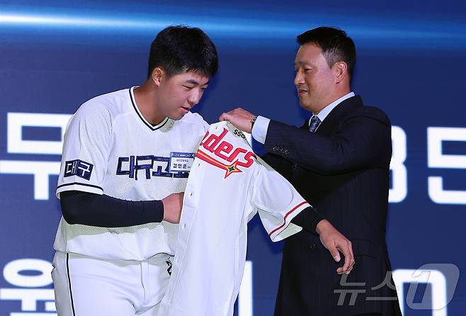 17일 오후 서울 송파구 롯데호텔 월드에서 열린 ‘2026 KBO 신인 드래프트’에서 1라운드 5순위로 SSG 랜더스에 선발된 김민준이 유니폼을 착용하고 있다. 2025.9.17/뉴스1 ⓒ News1 김진환 기자