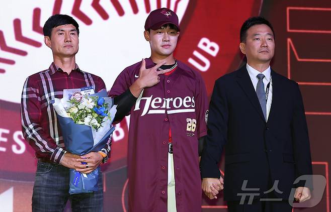 17일 오후 서울 송파구 롯데호텔 월드에서 열린 ‘2026 KBO 신인 드래프트’에서 1라운드 10순위로 키움 히어로즈에 선발된 박한결이 아버지와 기념 촬영을 하고 있다. 2025.9.17/뉴스1 ⓒ News1 김진환 기자