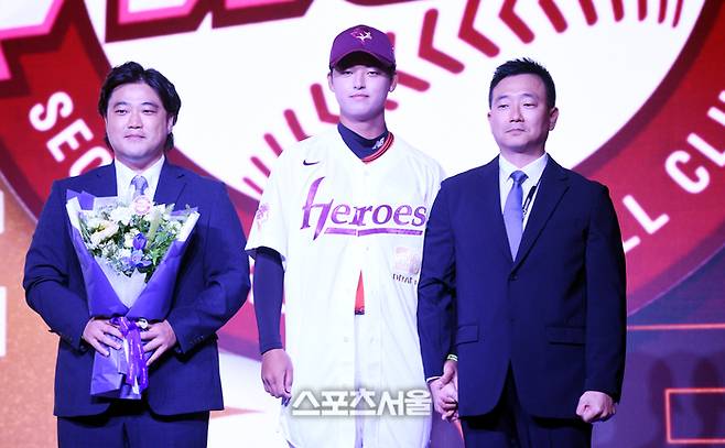 천안 북일고 박준현이 17일 서울 송파구 롯데호텔 월드에서 열린 2026 KBO 리그 신인드래프트에서 1라운드 1번으로 키움에 지명된 후 박석민 코치, 허승필 단장과 기념촬영을 하고 있다. 최승섭기자 thunder@sportsseoul.com