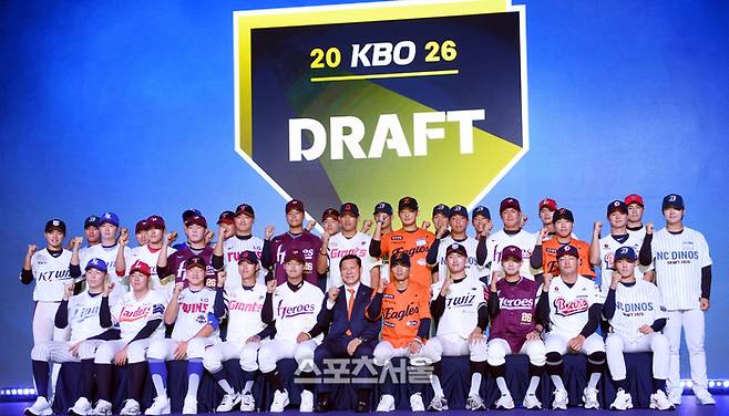 17일 서울 송파구 롯데호텔 월드에서 열린 2026 KBO 리그 신인드래프트에서 각 팀에 지명된 선수들이 파이팅을 외치며 기념촬영을 하고 있다. 사진 | 최승섭기자 thunder@sportsseoul.com