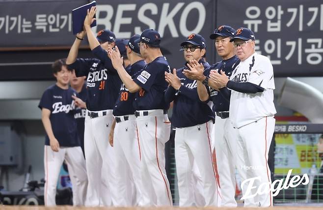 경기 후 김경문 감독이 코치진과 함께 선수단을 향해 박수를 보내고 있다. 사진 | 한화 이글스