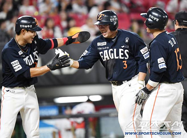 16일 광주 기아 챔피언스필드에서 열린 한화-KIA전. 6회초 1사 1, 2루 안치홍이 스리런포를 친 후 심우준, 최재훈의 환영을 받고 있다. 광주=정재근 기자 cjg@sportschosun.com/2025.9.16/