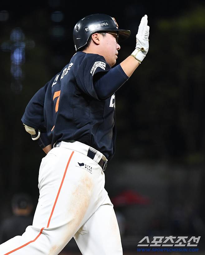 16일 광주 기아 챔피언스필드에서 열린 한화-KIA전. 6회초 1사 1, 2루 안치홍이 스리런포를 친 후 환호하고 있다. 광주=정재근 기자 cjg@sportschosun.com/2025.9.16/