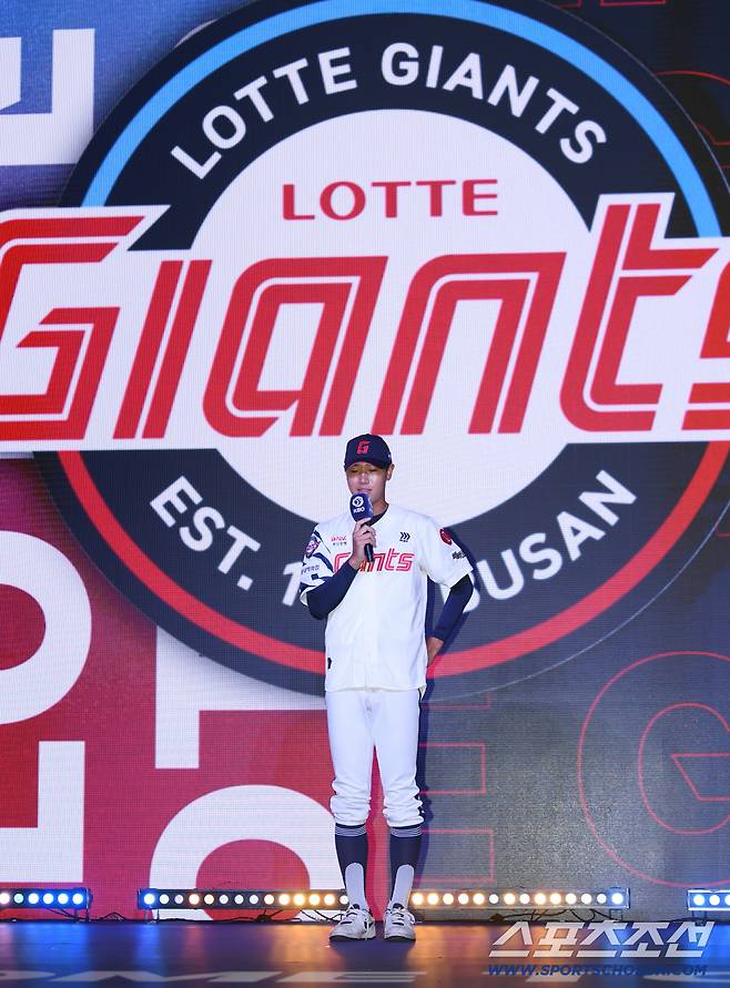 2026 KBO 신인 드래프트가 17일 서울 롯데호텔월드에서 열렸다. 롯데에 1라운드 지명된 동산고 신동건이 소감을 말하고 있다. 잠실=박재만 기자 pjm@sportschosun.com/2025.09.17/