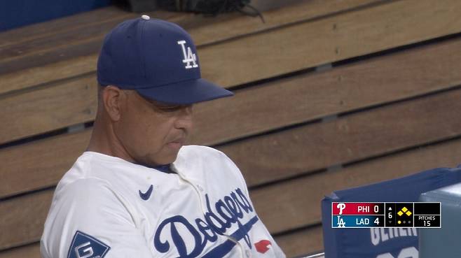 LA 다저스 데이브 로버츠 감독이 4-0으로 앞선 6회초 저스틴 로블레스키가 연속 3안타를 맞고 무사 만루의 위기에 몰리자 마크 프라이어 투수코치를 마운드로 올려보내 놓고 자신은 뭔가를 들여다보고 있다. 사진=MLB.TV 캡처