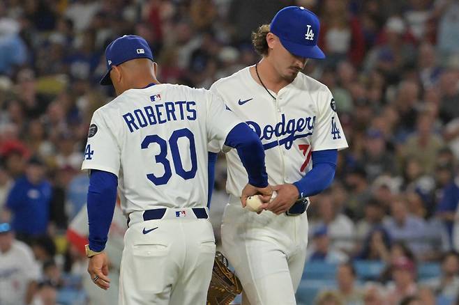 저스틴 로블레스키가 6회초 한꺼번에 5실점해 역전을 당하자 데이브 로버츠 감독이 마운드로 가 공을 건네받고 있다. Imagn Images연합뉴스