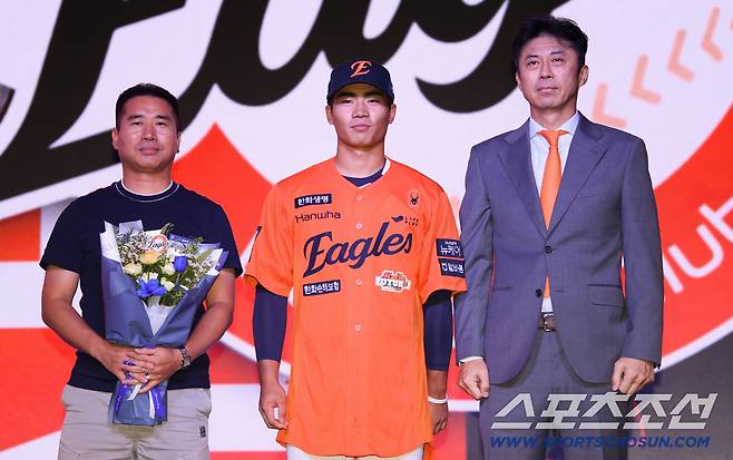 2026 KBO 신인 드래프트가 17일 서울 롯데호텔월드에서 열렸다. 한화에 1라운드 지명된 유신고 오재원이 기념촬영을 하고 있다. 잠실=박재만 기자 pjm@sportschosun.com/2025.09.17/