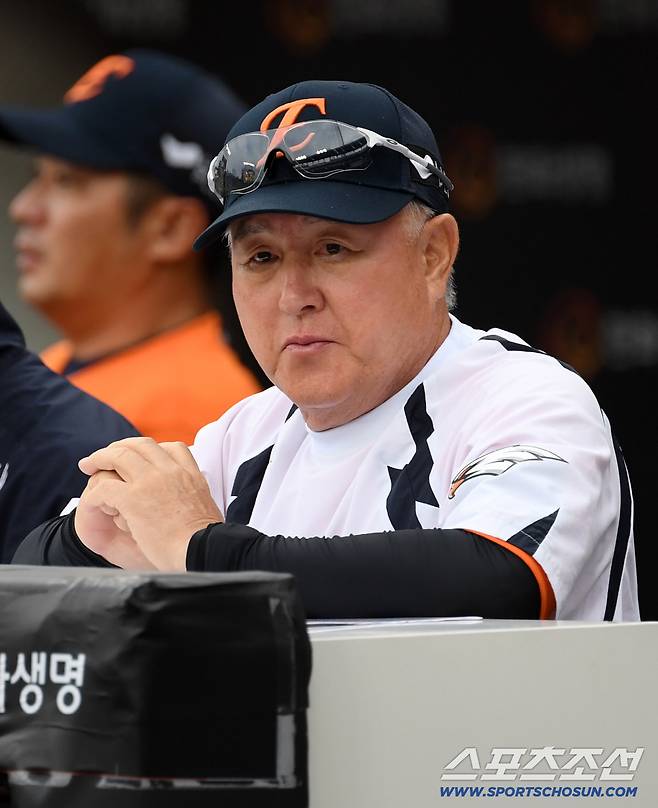 14일 대전 한화생명볼파크에서 열린 한화 이글스와 키움 히어로즈의 경기. 김경문 감독이 생각에 잠겨 있다. 대전=박재만 기자 pjm@sportschosun.com/2025.09.14/