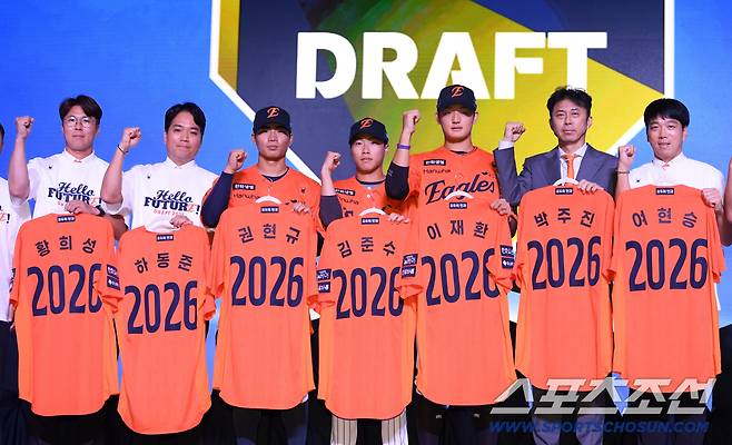 2026 KBO 신인 드래프트가 17일 서울 롯데호텔월드에서 열렸다. 한화에 지명된 선수들이 기념촬영을 하고 있다. 잠실=박재만 기자 pjm@sportschosun.com/2025.09.17/