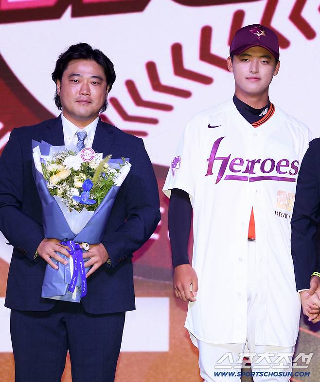 2026 KBO 신인 드래프트가 17일 서울 롯데호텔월드에서 열렸다. 키움에 1라운드 지명된 북일고 박준현이 기념촬영을 하고 있다. 잠실=박재만 기자 pjm@sportschosun.com/2025.09.17/