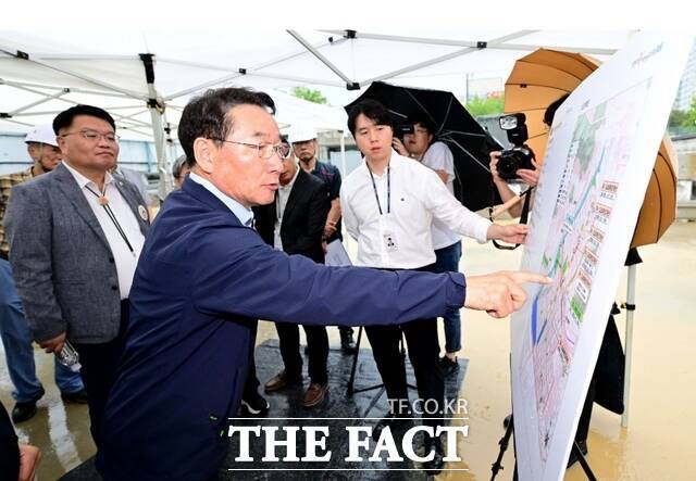 유정복 인천시장이 17일 남동국가산단 재생사업 공영주차장 조성현장을 점검하고 있다./인천시