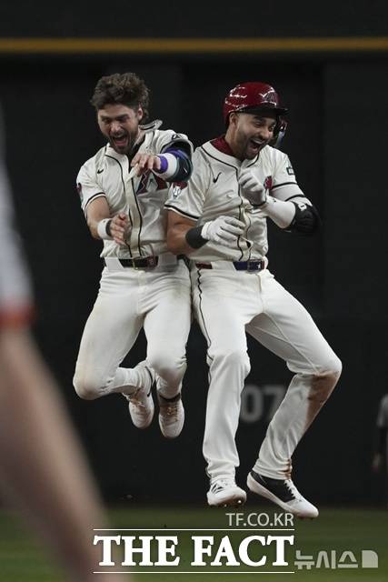 애리조나 조던 롤러(오른쪽)이 17일(한국시간) 샌프란시스코전에서 9회말 끝내기 안타를 때린 뒤 블레이즈 알렉산더와 기쁨을 나누고 있다. /피닉스=AP.뉴시스