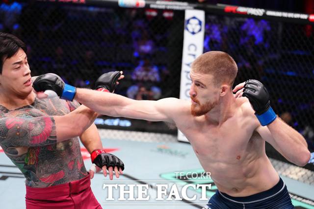 "죽습니다"를 외치며 자신감을 강하게 표출하던 황인수(31)가 관중들의 풀을 죽게 만드는 경기력을 선보이며 만장일치 판정패를 기록해 UFC 데뷔에 실패했다. /UFC