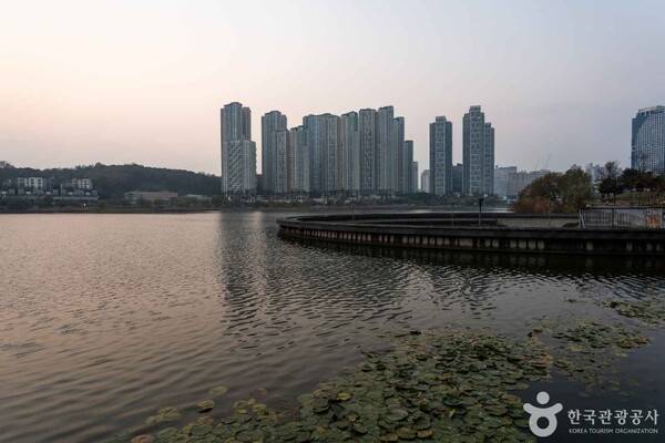 광교호수공원&nbsp;(ⓒ한국관광공사 대한민국 구석구석)