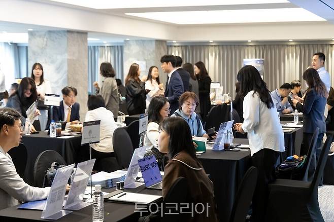 괌 현지 관광업체들과 한국 여행업 관게자들으 트레블 마트에 참가, 비즈니스 가능성을 모색했다.&nbsp;