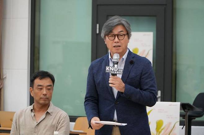 최상호 국립오페라단 단장이 17일 예술의전당 N스튜디오에서 열린 제작발표회에서 창작 오페라 '화전가'를 설명하고 있다.   [사진 제공= 국립오페라단]