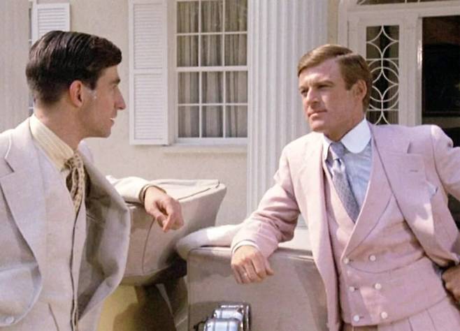 영화 '위대한 개츠비' 속 로버트 레드포드(오른쪽) 장면. 미국 디자이너 랄프 로렌이 영화 의상을 디자인 했으며, 이때 입은 핑크 슈트는 이후 레오나르도 디카프리오의 '위대한 개츠비'(2013)에 영감을 주기도 했다. /파라마운트 픽쳐스