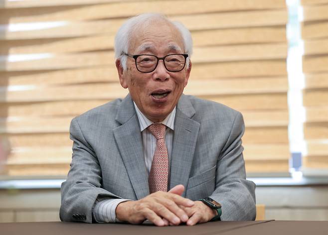 15일 서울 관악구 서울대 호암교수회관에서 본지와 인터뷰하고 있는 송창원 미국 미네소타대 명예교수. 최근 송 교수는 모교인 서울대 화학부에 10만달러를 기부하면서 “서울대 후배들이 세계적 석학들의 이야기를 직접 들을 수 있도록 해달라”고 했다./박성원 기자