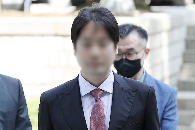 200억원대 사기 대출에 관여한 혐의를 받는 더불어민주당 국회의원 아들 주모씨가 지난 2023년 5월 15일 서울 서초구 서울중앙지방법원에서 열린 영장실질심사에 출석하고 있다./뉴스1