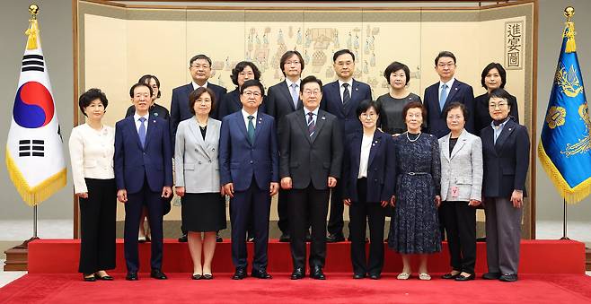 이재명 대통령이 15일 용산 대통령실에서 임명장 수여식 참석자 및 가족들과 기념촬영을 하고 있다.     이날 이 대통령은 이석연 국민통합위원장, 김진애 국가건축정책위원장, 김호 농어업농어촌특별위원장에게 위촉장을, 최교진 교육부 장관, 원민경 여가부 장관, 차정인 국가교육위원장, 주병기 공정거래위원장, 이억원 금융위원장에게 임명장을 수여했다./연합뉴스