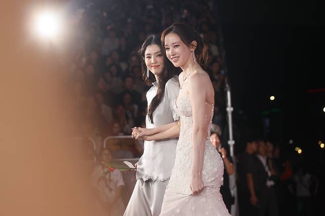 배우 한소희와 전종서가 17일 부산 해운대구 우동 영화의전당에서 열린 제30회 부산국제영화제 레드카펫에서 포즈를 취하고 있다./연합뉴스