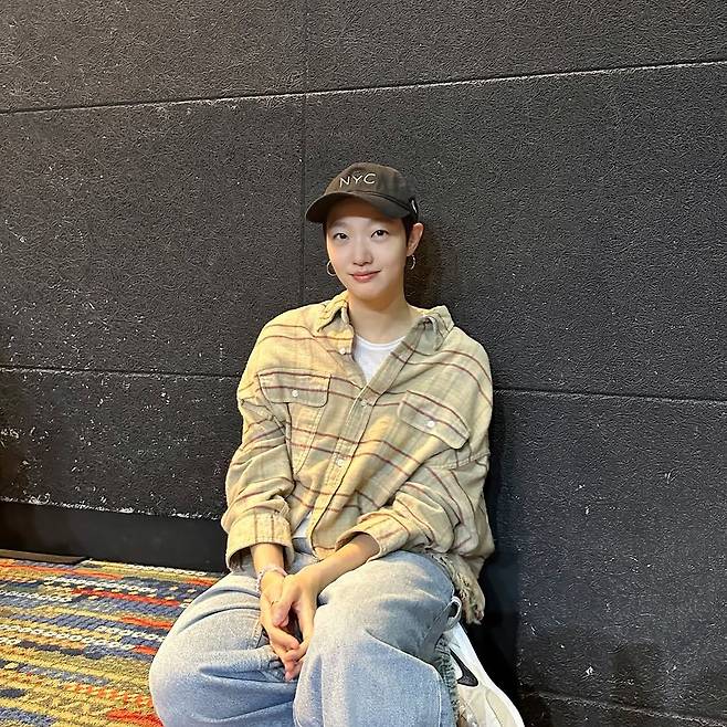 체크 무늬 셔츠와 볼캡의 조화가 완벽한 김고은. 인스타그램 @ggonekim