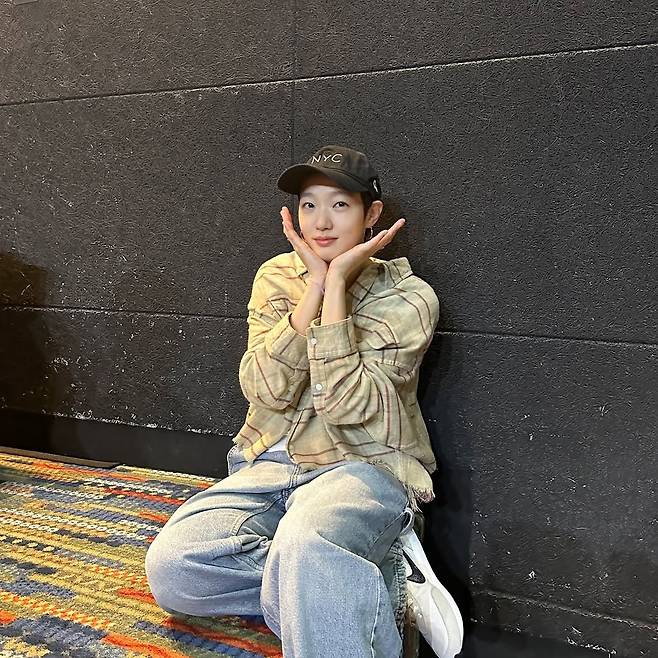체크 무늬 셔츠와 볼캡의 조화가 완벽한 김고은. 인스타그램 @ggonekim