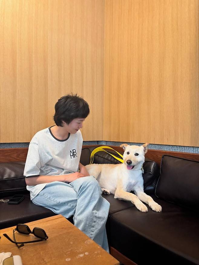 김고은은 링거티와 숏컷을 완벽하게 소화했다. 인스타그램 @ggonekim