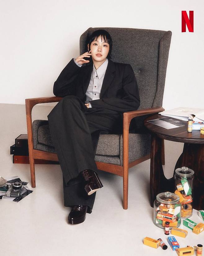 김고은의 클래식한 슈트를 멋지게 입는 방법. 인스타그램 @netflixkr