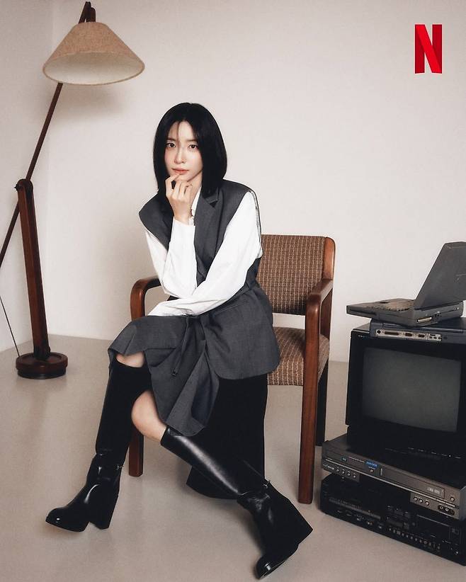 클래식과 캐주얼을 합친 우아한 박지현의 룩. 인스타그램 @netflixkr