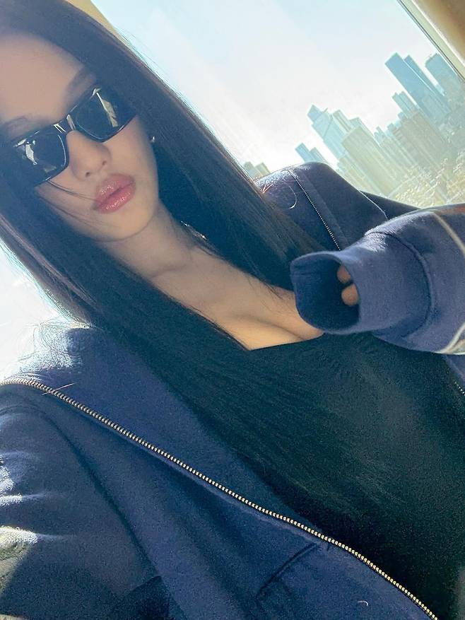 후드집업과 트레이닝 팬츠, 털부츠와 선글라스로 마무리한 닝닝 룩 인스타그램 @imnotningning