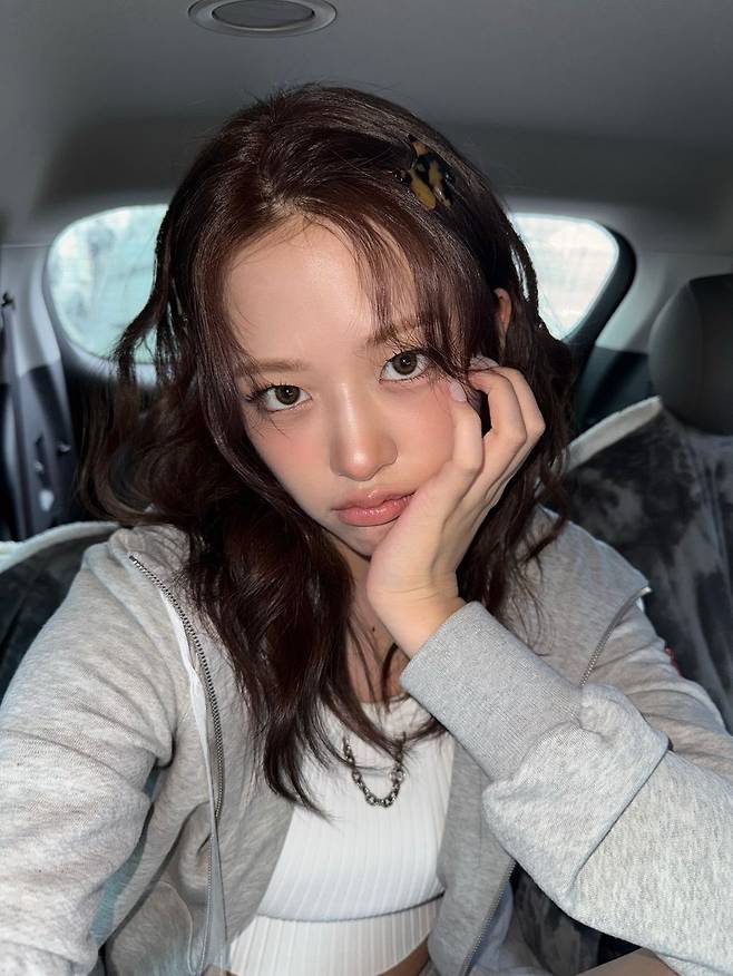 숏기장의 후드집업, 팬츠 셋업을 소화한 안유진 인스타그램 @_yujin_an