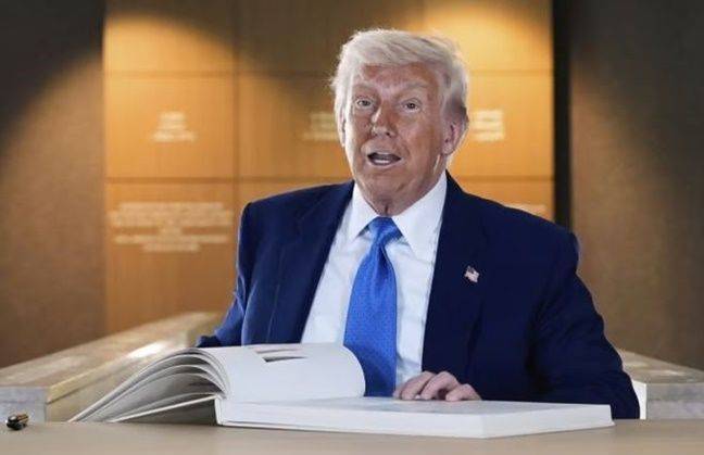 도널드 트럼프 미 대통령이 16일(현지시간) 아랍에미리트(UAE) 아부다비의 있는 아브라함 가옥을 둘러본 뒤 방명록에 서명하고 있다. ⓒ AP/뉴시스